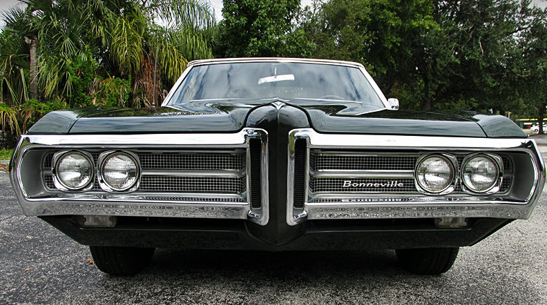 1969 Pontiac Bonneville front grille