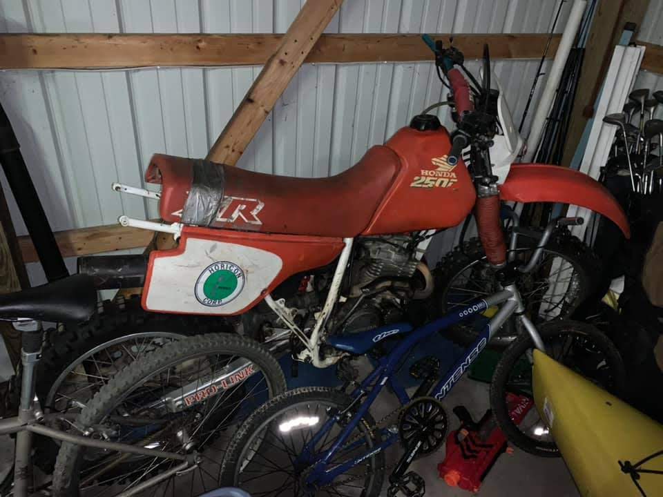 Honda Xr250 in pole barn