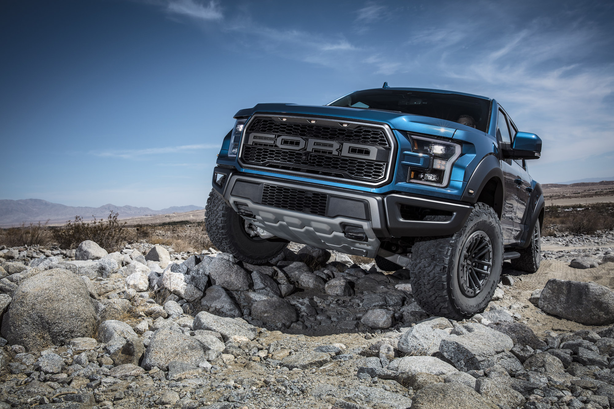 2019 Ford F-150 Raptor front three-quarter articulation off-road